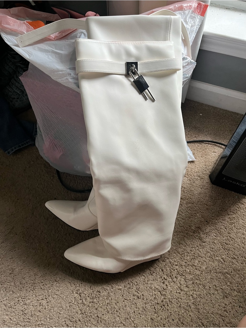 WHITE KNEE HIGH BOOTS☁️😍